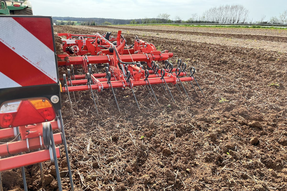 Il nuovo coltivatore a denti Highlander di KUHN, nella versione con erpice posteriore, lavora in tutte le condizioni e in presenza di residui
